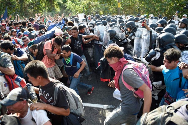 Guardia Nacional frena nuevo intento de la caravana de migrantes de ingresar a México