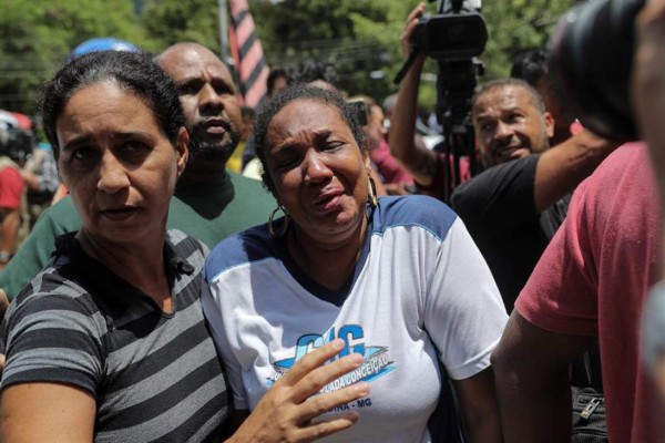 Familiares de una de las víctimas mortales del incendio lloran la pérdida de su ser querido en el centro de entrenamiento del club de fútbol Flamengo, en Río de Janeiro (Brasil).