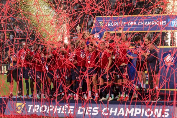 Lille's players celebrate with the trophy after winning the French Champions' Trophy (Trophee des Champions) final football match between Paris Saint-Germain (PSG) and Lille (LOSC) at the Bloomfield Stadium in Tel Aviv, Israel, on August 1, 2021. (Photo by EMMANUEL DUNAND / AFP)