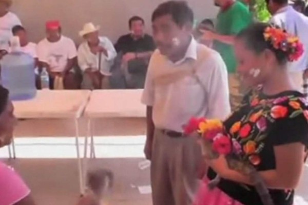 Video: Alcalde mexicano se casa con una lagarta en un rito ancestral