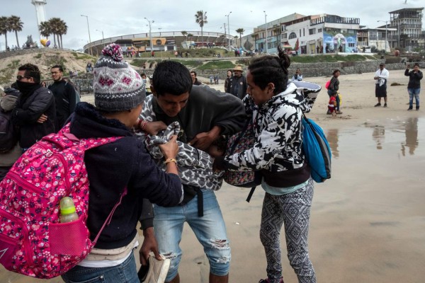 Agentes de EEUU lanzan gas a centroamericanos que buscaban cruzar desde México