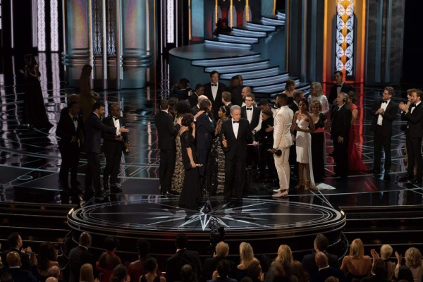 Error en los Oscar eclipsa las críticas de Hollywood a Trump