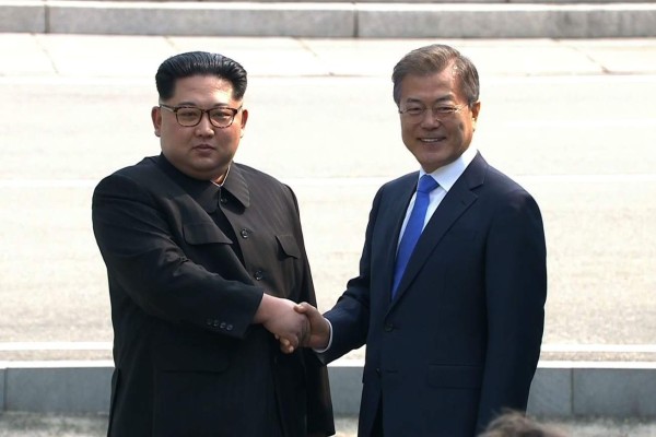 Kim y Moon dan inicio a la cumbre intercoreana con un histórico apretón de manos