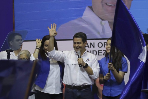 HON06. TEGUCIGALPA (HONDURAS), 12/03/2017.- El presidente hondureño, Juan Orlando Hernández (c), celebra al ganar las elecciones primarias del Partido Nacional hoy, domingo 12 de marzo de 2017, en Tegucigalpa (Honduras). El presidente de Honduras, Juan Orlando Hernández, podrá optar en noviembre a la reelección en el cargo al haberse impuesto hoy en el proceso de primarias de su partido, el Partido Nacional, según el primer informe oficial del Tribunal Supremo Electoral (TSE). EFE/Gustavo Amador