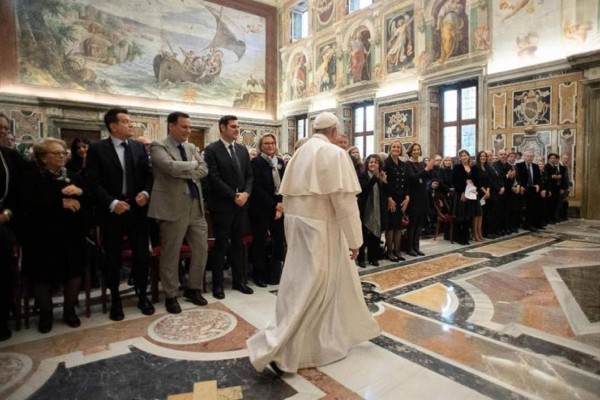 El Papa da una lección de buen periodismo a los corresponsales en Italia