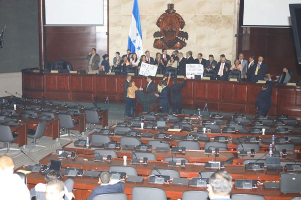Diputados de Libre protagonizan nueva protesta en Congreso de Honduras