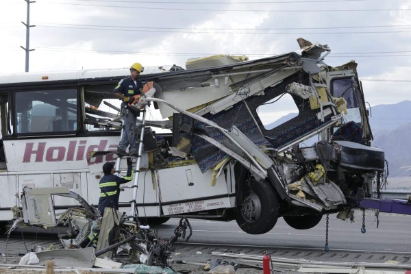 Bus choca contra camión en California y deja 13 muertos y 31 heridos