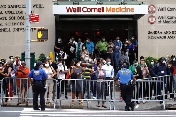 New York (United States), 14/08/2020.- A large crowd of people out front of New York Presbyterian Hospital to see US President Donald J. Trump's motorcade in New York, New York, USA, 14 August 2020. President Trump was here to visit his younger brother, Robert Trump, 72, who according to the White House is seriously ill. President Trump was not transported in the the traditional 'Beast' Limousine. (Estados Unidos, Nueva York) EFE/EPA/Peter Foley