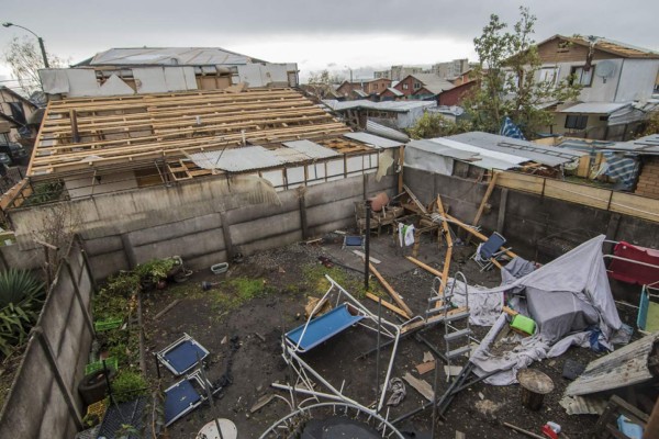 Cientos de casas dañadas tras paso de tornados en Chile