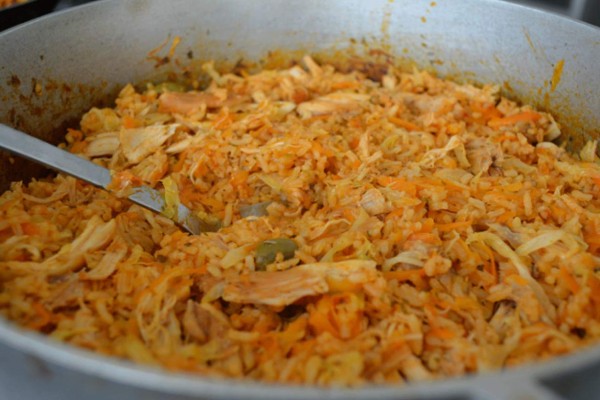 Arroz con pollo causa intoxicación masiva en fiesta de 15 años