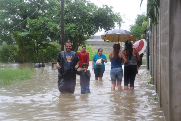 Lluvias y crecidas de ríos causan caos en varias zonas de San Pedro Sula