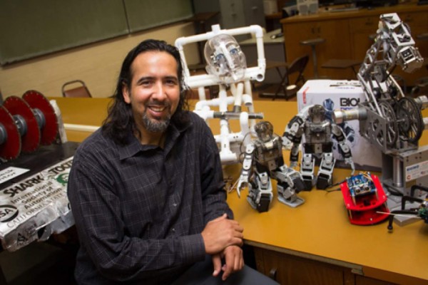 Walter Martínez, un hondureño enseña los secretos de la robótica