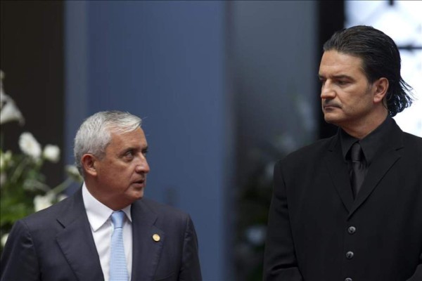 Ricardo Arjona devuelve reconocimiento a Otto Pérez   