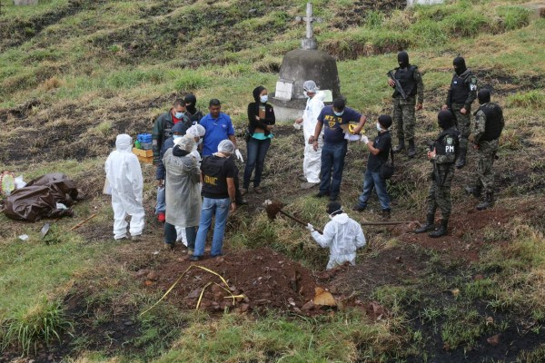 Equipo de forenses trabaja para identificar osamentas