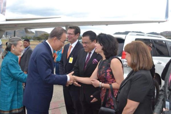 El secretario general de la ONU, Ban Ki-moon, y su esposa Yoo Soon-taek, son recibidos por el Canciller de Honduras, Arturo Corrales.