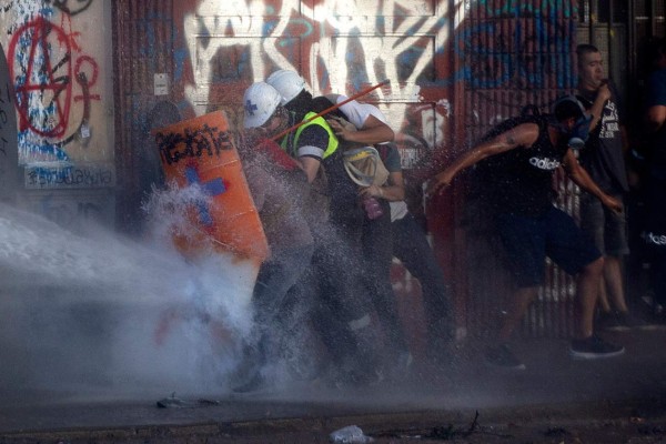 Rayos láser, el 'arma silenciosa' de los manifestantes en Chile