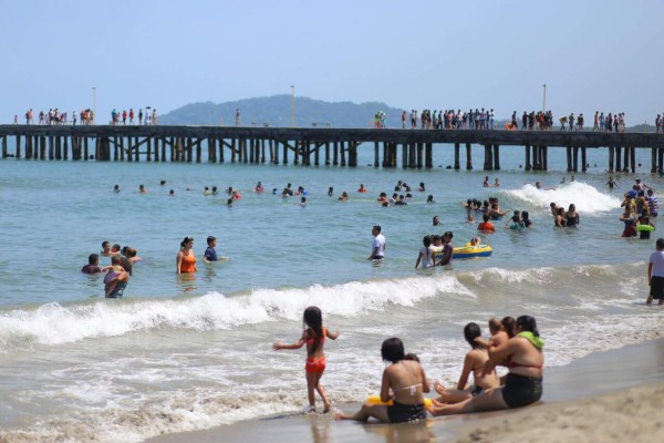 Turistas comienzan a abandonar las playas de Tela
