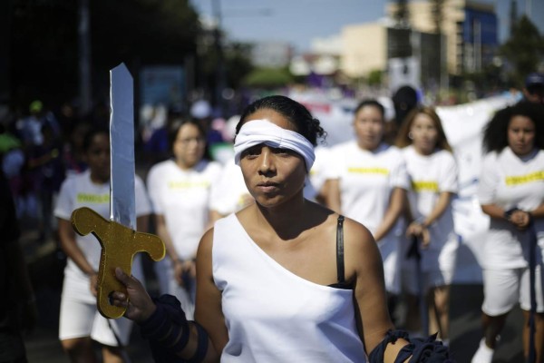 Unas mil mujeres marchan en El Salvador