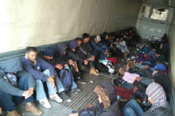 Interceptan 149 migrantes centroamericanos dentro de tráiler en México