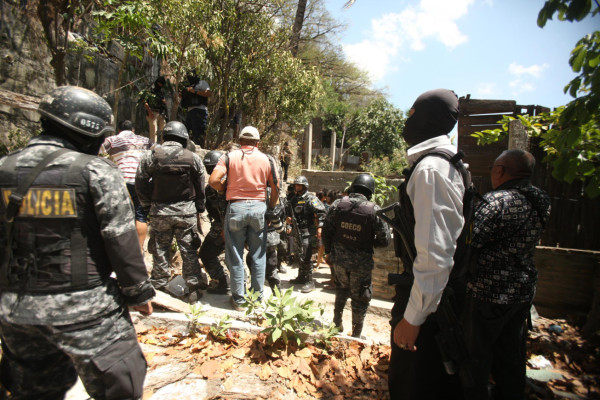 Cementerio clandestino y ocho 'casas locas” hallan a mareros en colonia de Tegucigalpa