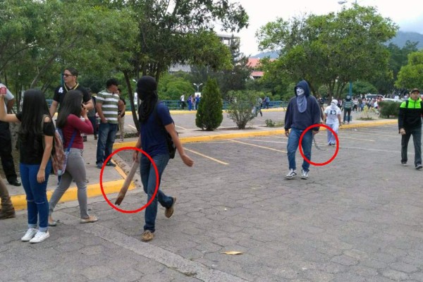 Estudiantes armados con palos y cadenas.