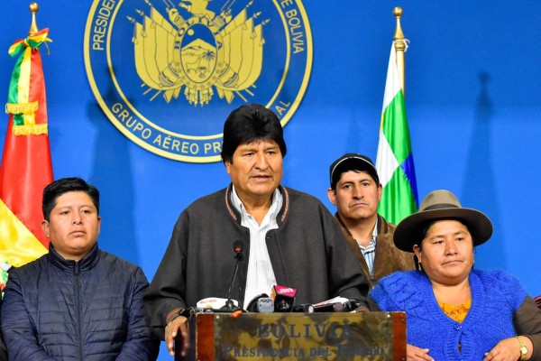 Fuerzas Armadas y Policía piden a Evo Morales renunciar