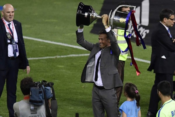 Barcelona's coach Luis Enrique (C) holds up the cup after the team won the Spanish Copa del Rey (King's Cup) final football match FC Barcelona vs Deportivo Alaves at the Vicente Calderon stadium in Madrid on May 27, 2017.Barcelona won 3-1. / AFP PHOTO / JAVIER SORIANO