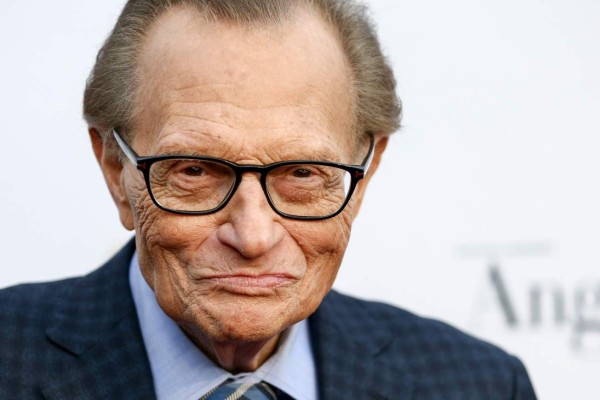 Larry King, el hombre de tirantes y lentes que 'confesó' a las personalidades