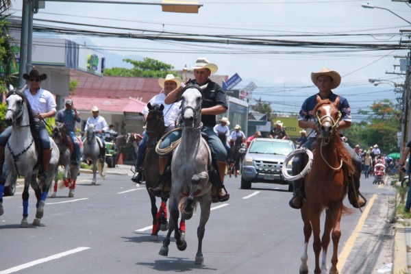 Desfile hípico de la Agas encanta a los sampedranos