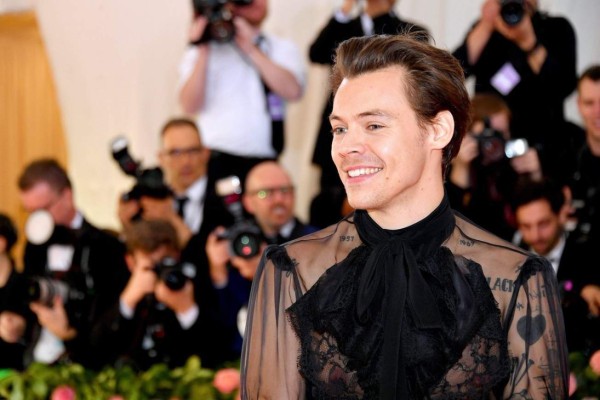 Harry Styles posó vestido de mujer para Vogue y desató las críticas de los internautas