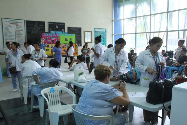Enfermeras realizan brigada y demandan ajuste de salario en la víspera de su día