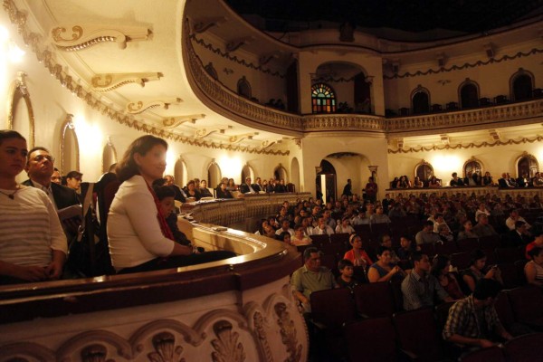 El teatro nacional Manuel Bonilla lució abarrotado de capitalinos.