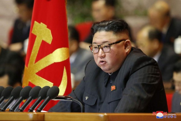 Kim Jong Un enciende las alarmas al posar con uniforme militar y un rifle