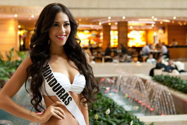 Hallan a la Miss Honduras ebria y vestida de hombre