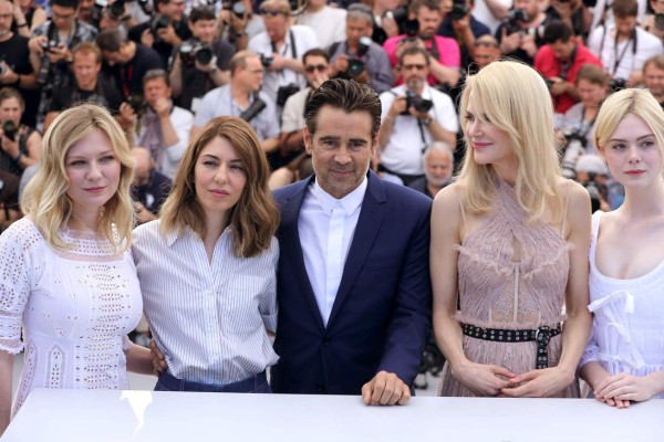 (FromL) US actress Kirsten Dunst, US director Sofia Coppola, Irish actor Colin Farrell, Australian-US actress Nicole Kidman and US actress Elle Fanning pose on May 24, 2017 during a photocall for the film 'The Beguiled' at the 70th edition of the Cannes Film Festival in Cannes, southern France. / AFP PHOTO / Valery HACHE