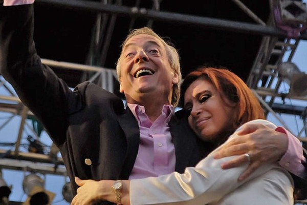El vínculo entre el dinero y la política, una sombra que persigue a los Kirchner