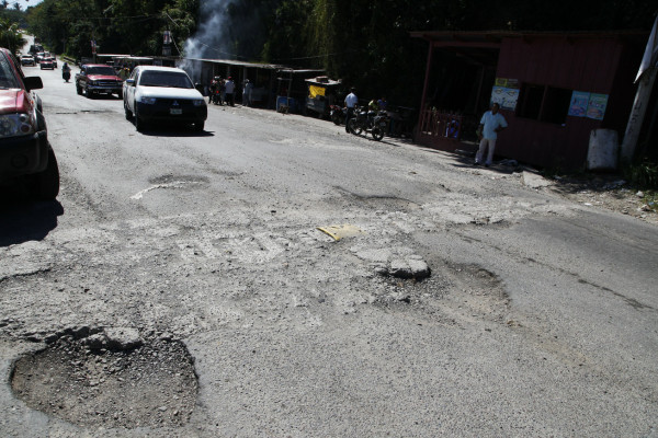 Autoridades y transportidas piden reparar la carretera entre La Ceiba y Colón