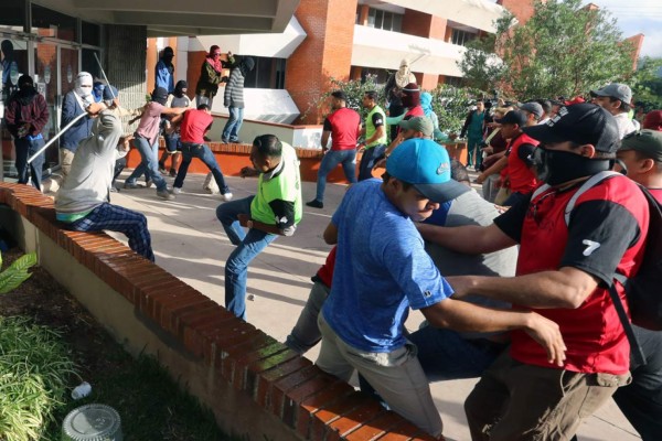 Caos y violencia tras enfrentamientos en la UNAH