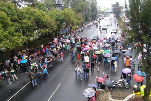 Maestros de Guatemala cierran carreteras en protesta