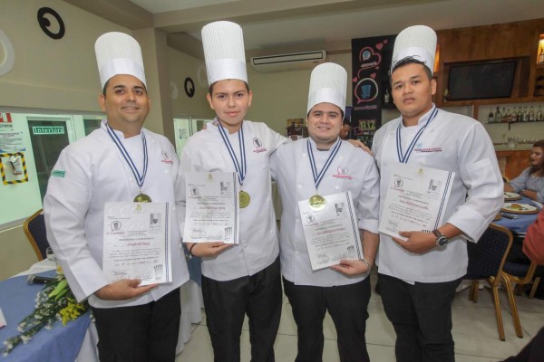 Escuela gradúa nuevos profesionales de la gastronomía