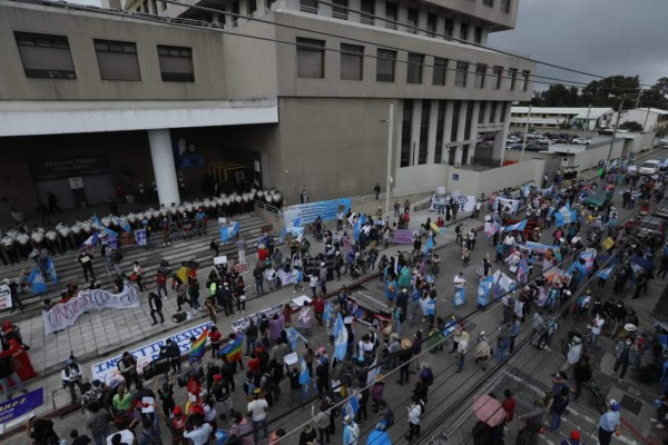 Guatemaltecos bloquean carreteras para exigir renuncia del presidente y fiscal