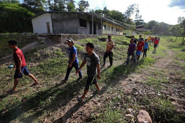 Youngsters deported from the US walk around at Italian priest Ferdinando Castriotti's foundation in El Paraiso, Honduras, in the border with Nicaragua, on October 20, 2019. - Castriotti trains deportees to facilitate their social insertion. (Photo by STR / AFP)