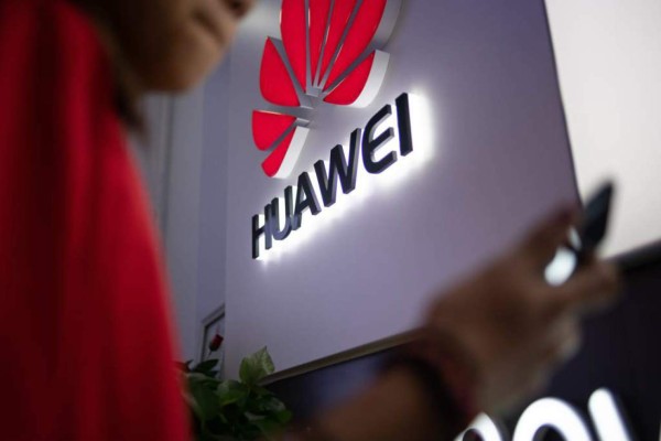 EEUU formaliza prohibición de contratos públicos con Huawei