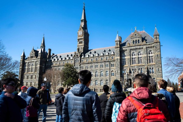 EEUU desvela millonaria red de sobornos para acceder a universidades de élite