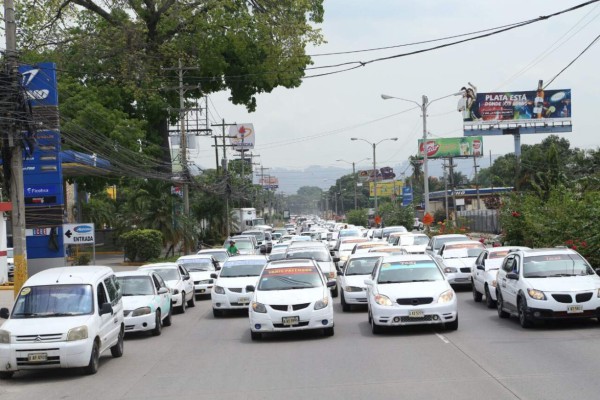 Taxistas sampedranos protestan por aumento de impuestos