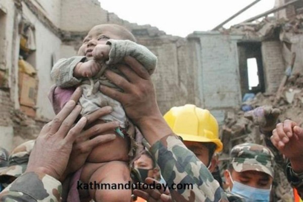 Milagro en Nepal: Rescatan con vida a bebé de 4 meses