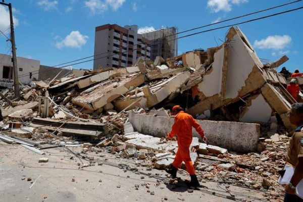 Fotografía de los escombros tras el derrumbe de un edificio residencial de siete pisos, este martes, en Fortaleza (Brasil). EFE/Jarbas Oliveira