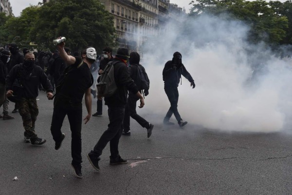 Manifestantes encapuchados se enfrentan a policía en París