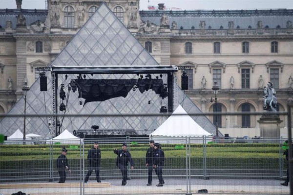 La policía evacúa la Explanada del Louvre, donde Macron celebrará su velada