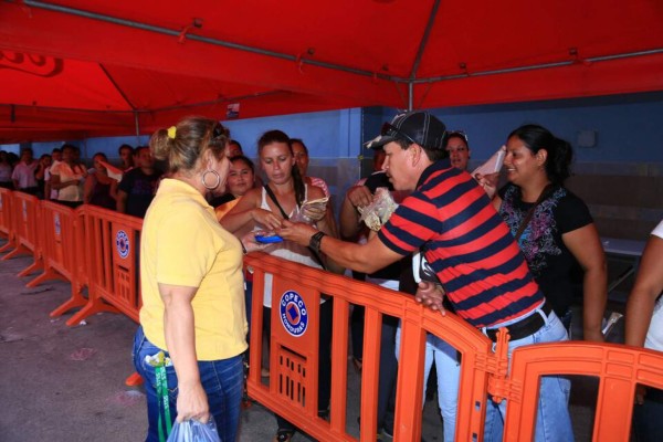 Hondureños abarrotan la Feria del Empleo en San Pedro Sula